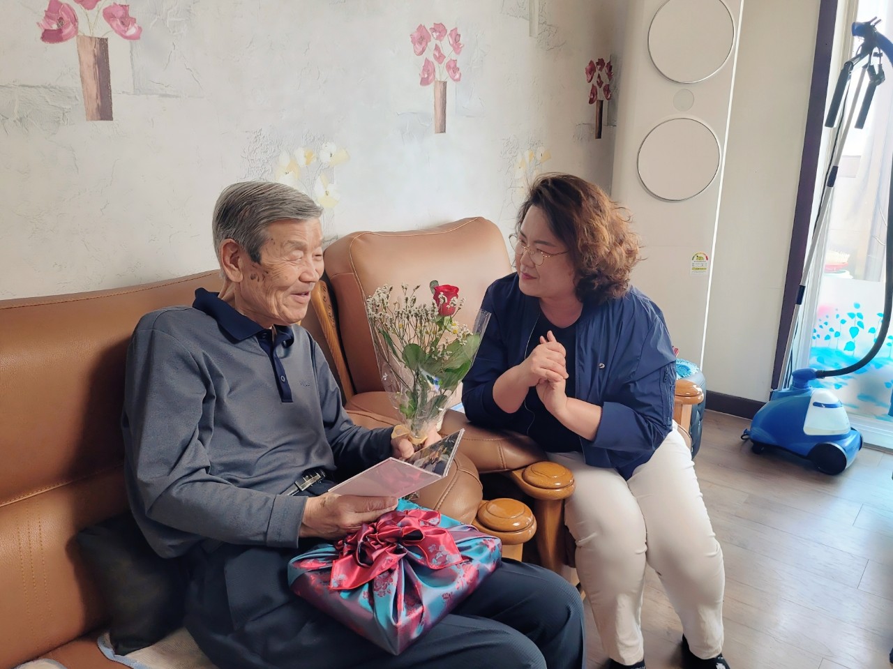 연수구 선학동 지역사회보장협의체가 나라를 위해 헌신한 6·25 참전 유공자들의 숭고한 희생을 기억하고 일상 속 보훈 문화 확산을 위해 올해도 생신을 맞이한 참전유공자 가정을 방문해 감사의 마음을 전했다